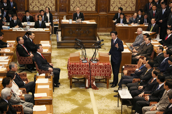 安倍总理在国家基本政策委员会两院联合审查会上，与民主党党首海江田万里、日本维新会共同党首石原慎太郎以及日本大家党党首渡边喜美进行了党首讨论。