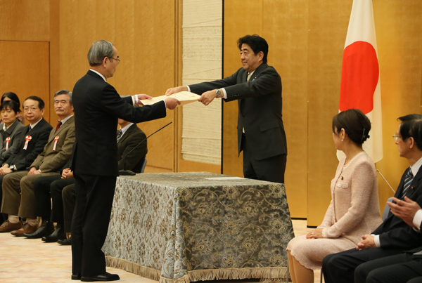 安倍总理在总理大臣官邸进行了无障碍通用设计推广功劳者表彰仪式。