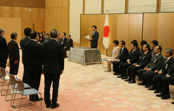 安倍总理在总理大臣官邸进行了无障碍通用设计推广功劳者表彰仪式。