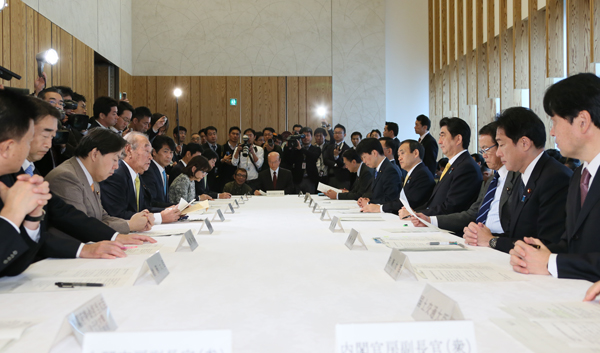 安倍总理在总理大臣官邸出席了冲绳政策协议会。