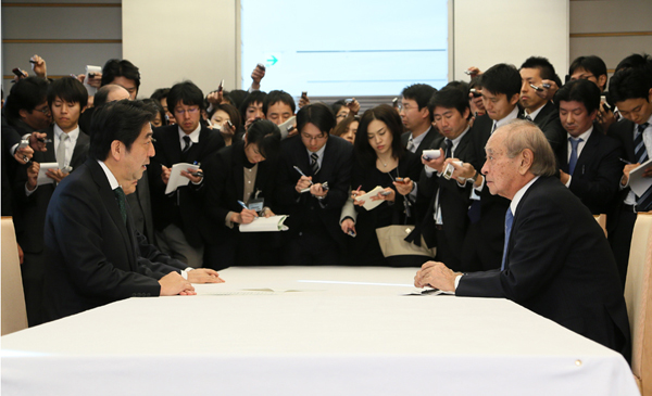 安倍总理在总理大臣官邸与冲绳县知事仲井真弘多举行了面谈。