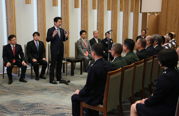 安倍总理在总理大臣官邸接受了赴菲律宾的国际紧急救援队的拜会。