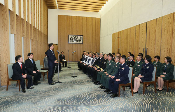 安倍总理在总理大臣官邸接受了赴菲律宾的国际紧急救援队的拜会。