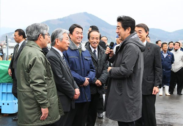 安倍总理为了把握东日本大地震的复兴情况访问了宫城县。