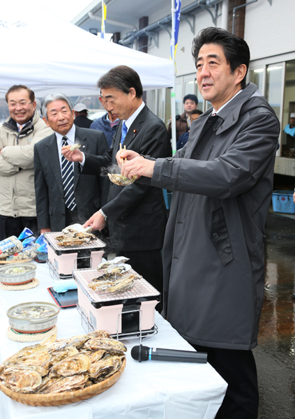 安倍总理为了把握东日本大地震的复兴情况访问了宫城县。