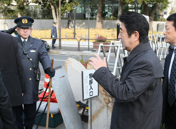 安倍总理在实施了假设发生首都直下型地震时的徒步集合训练之后，在总理大臣官邸召开了中央防灾会议。