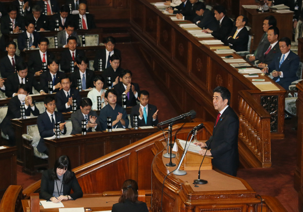 安倍总理在众议院及参议院全体会议上发表了第186届国会施政方针演说。