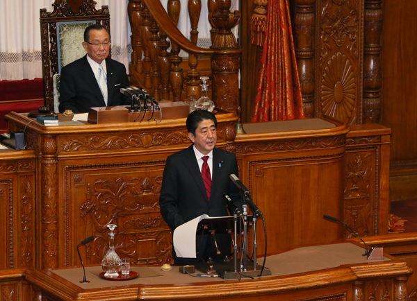 安倍总理在众议院及参议院全体会议上发表了第186届国会施政方针演说。