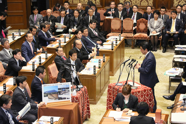 安倍总理出席了众议院预算委员会。