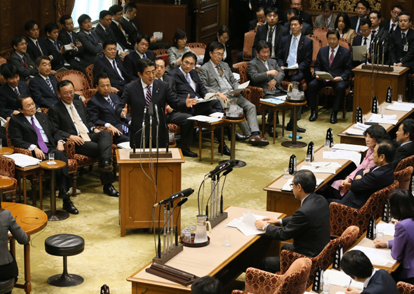 安倍总理出席了参议院预算委员会。