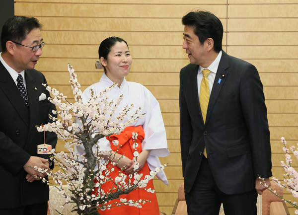 安倍总理在总理大臣官邸接受了太宰府天满宫“梅花使者”的拜会。