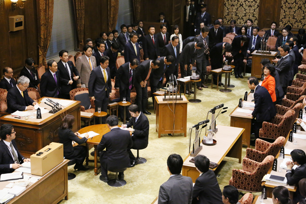 安倍总理上午及下午出席了参议院预算委员会,傍晚出席了参议院全体会议。