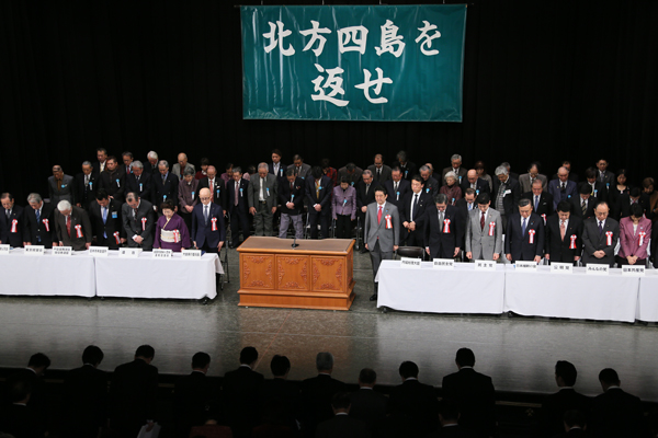 安倍总理出席了在东京都内召开的2014年北方领土返还要求全国大会。