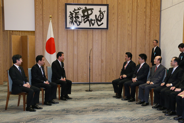 安倍总理在总理大臣官邸向演员杉良太郎颁发了内阁总理大臣感谢状。