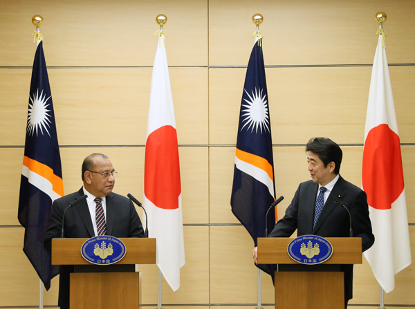 安倍总理在总理大臣官邸与马绍尔群岛共和国总统克里斯托弗•洛亚克举行了会谈及联合记者招待会。