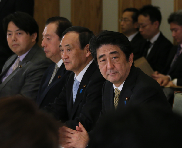 安倍总理在总理大臣官邸出席了有关每月例行经济报告等的相关阁僚会议。