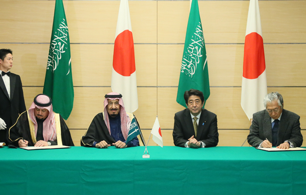 安倍总理在总理大臣官邸与沙特阿拉伯王国的亲王殿下萨勒曼•本•阿卜杜勒阿齐兹•阿勒沙特举行了会谈。
