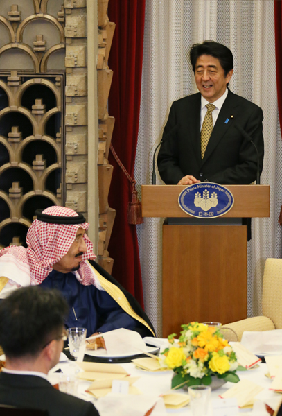 安倍总理在总理大臣官邸与沙特阿拉伯王国的亲王殿下萨勒曼•本•阿卜杜勒阿齐兹•阿勒沙特举行了会谈。