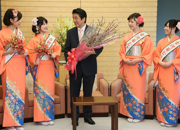 安倍总理在总理大臣官邸接受了“古河华娘”的拜会。