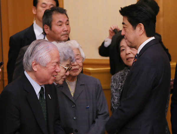 安倍总理出席了在东京都内宾馆举行的由古屋绑架问题担当大臣主办的招待会。