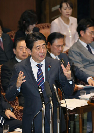 安倍总理出席了参议院预算委员会。