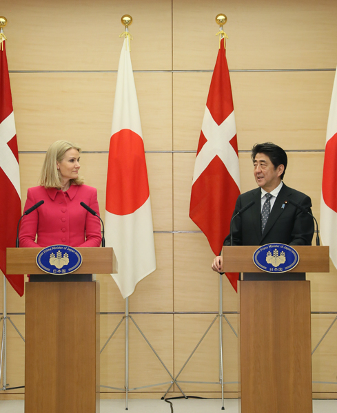 安倍总理在总理大臣官邸，与丹麦王国首相赫勒•托宁•施密特举行了会谈及联合记者招待会。