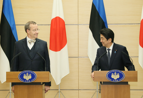 安倍总理在总理大臣官邸与爱沙尼亚共和国总统托马斯•亨德里克•伊尔维斯举行了会谈及联合记者招待会。