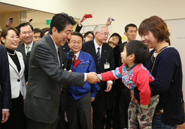 安倍总理为了把握东日本大地震灾害的复兴情况访问了福岛县。