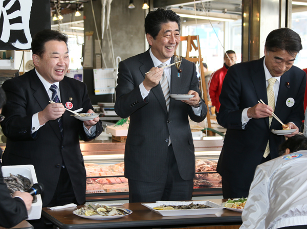 安倍总理为了把握东日本大地震灾害的复兴情况访问了福岛县。