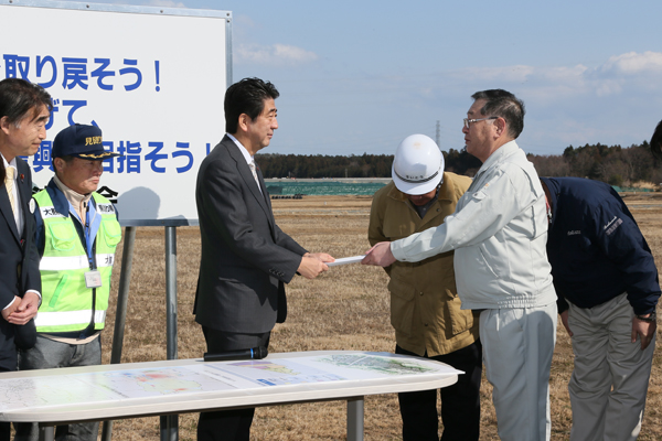 安倍总理为了把握东日本大地震灾害的复兴情况访问了福岛县。