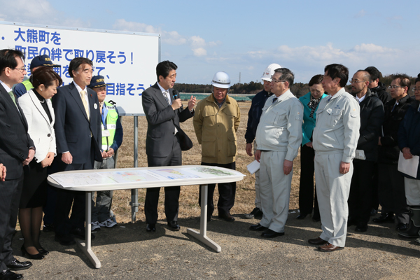 安倍总理为了把握东日本大地震灾害的复兴情况访问了福岛县。