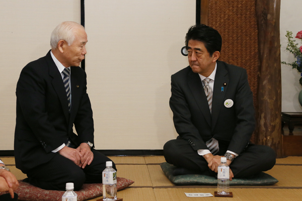 安倍总理为了把握东日本大地震灾害的复兴情况访问了福岛县。