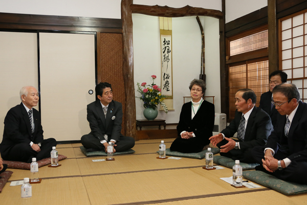 安倍总理为了把握东日本大地震灾害的复兴情况访问了福岛县。