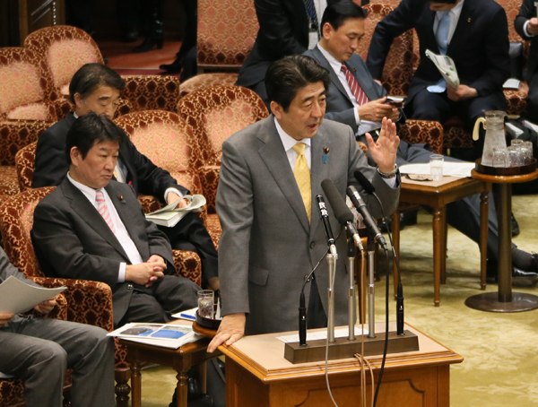 安倍总理出席了参议院预算委员会。