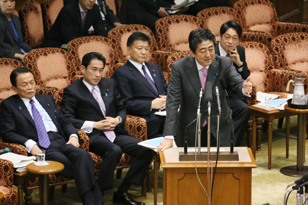 安倍总理出席了参议院预算委员会。