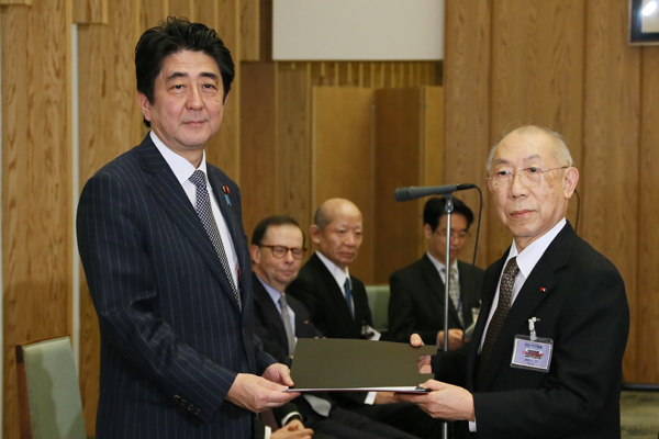 安倍总理在总理大臣官邸接受了日法俱乐部代表一行的拜会。