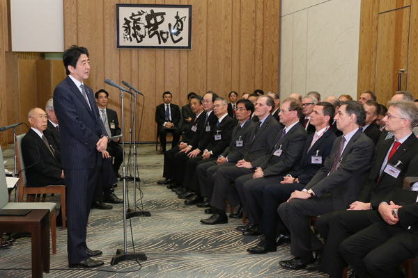 安倍总理在总理大臣官邸接受了日法俱乐部代表一行的拜会。