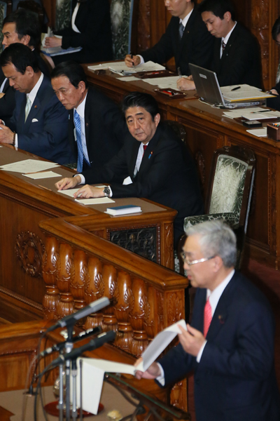 安倍总理上午出席了参议院预算委员会，傍晚出席了参议院全体会议。