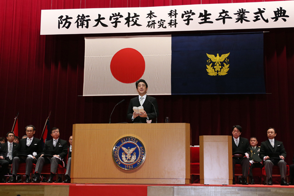 安倍总理出席了位于神奈川县横须贺市的防卫大学校的毕业典礼，并作为自卫队最高指挥官对毕业生作了训示。