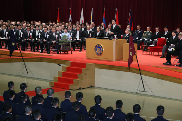 安倍总理出席了位于神奈川县横须贺市的防卫大学校的毕业典礼，并作为自卫队最高指挥官对毕业生作了训示。