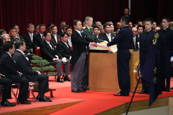 安倍总理出席了位于神奈川县横须贺市的防卫大学校的毕业典礼，并作为自卫队最高指挥官对毕业生作了训示。