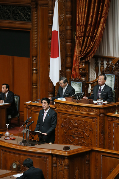 安倍总理出席了参议院全体会议。