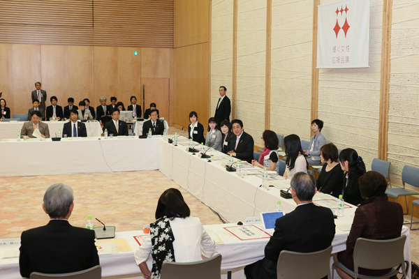 安倍总理在总理大臣官邸出席了绽放光彩女性声援会议。