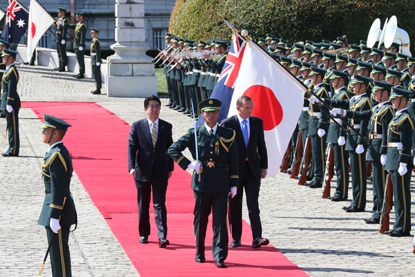 安倍总理在迎宾馆与澳大利亚联邦总理托尼・阿博特举行了会谈及联合记者招待会。