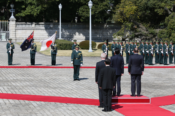 安倍总理在迎宾馆与澳大利亚联邦总理托尼・阿博特举行了会谈及联合记者招待会。