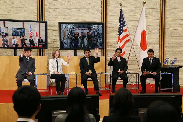 安倍总理在总理大臣官邸与在国际空间站（ISS）日本“希望”号实验舱内的宇航员若田光一进行了通话。