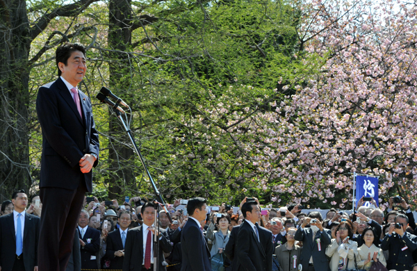 安倍总理在东京都内的新宿御苑举行了赏樱会。