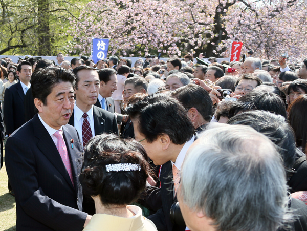 安倍总理在东京都内的新宿御苑举行了赏樱会。