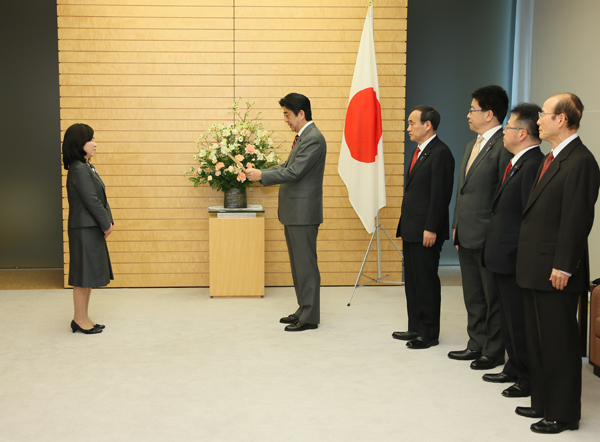 安倍总理在总理大臣官邸授予一宫奈保美人事院总裁任命书。