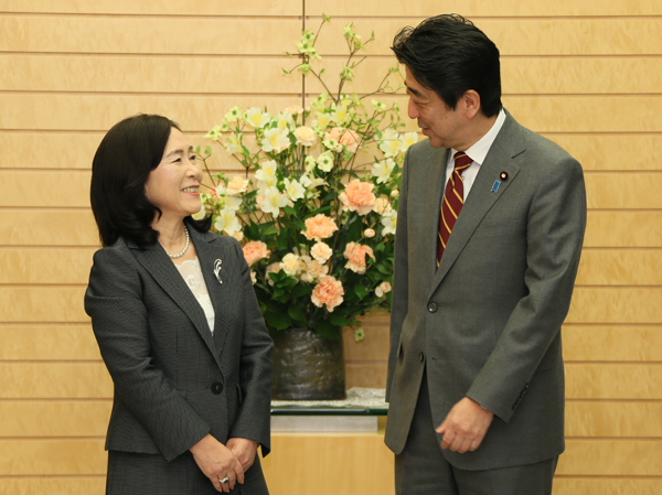 安倍总理在总理大臣官邸授予一宫奈保美人事院总裁任命书。